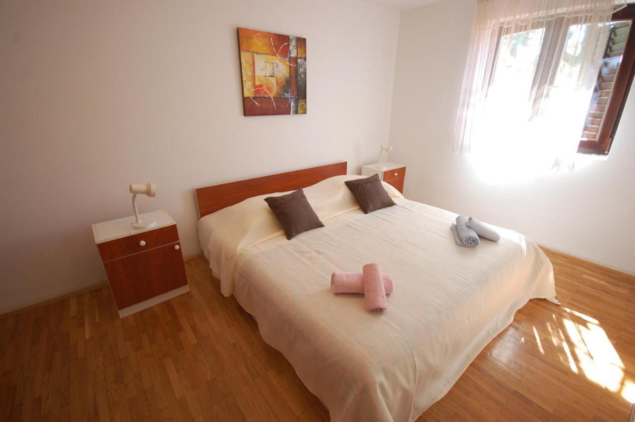 Apartments Daidzic By El-Pi Tours Njivice Ngoại thất bức ảnh